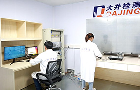 SOINVISION EMC 实验室内工作的工程师
