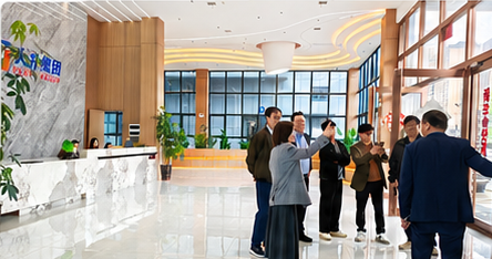 访客参观公司设施