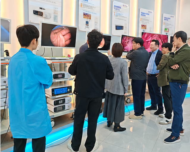 在展厅演示医疗影像产品