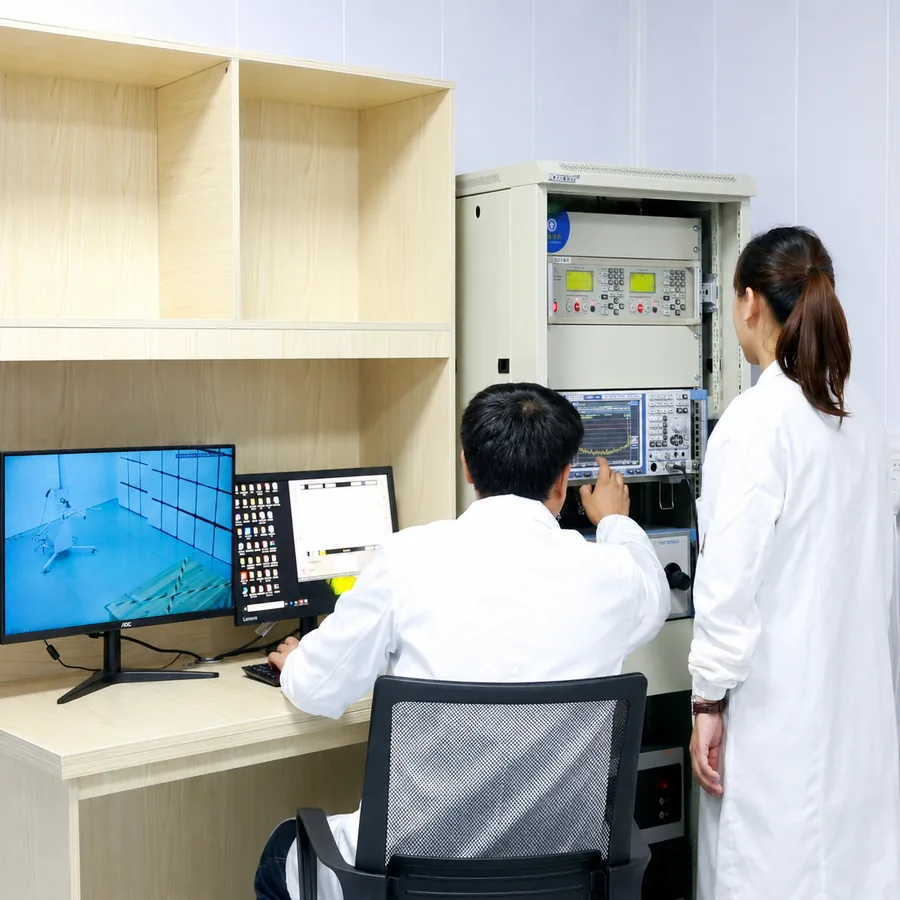 工程师在 SOINVISION 实验室监测验证设备